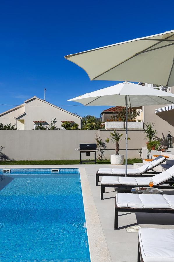 Villa Elysium - Beautiful Family House With Heated Pool Kaštela المظهر الخارجي الصورة