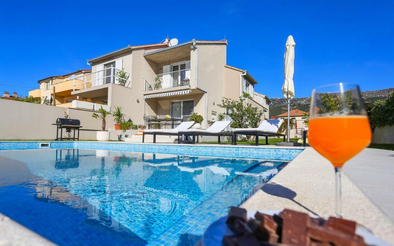 Villa Elysium - Beautiful Family House With Heated Pool Kaštela المظهر الخارجي الصورة