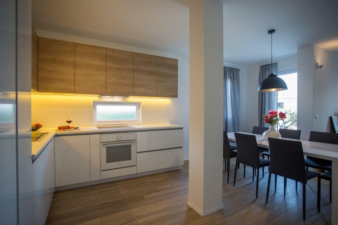 Villa Elysium - Beautiful Family House With Heated Pool Kaštela المظهر الخارجي الصورة