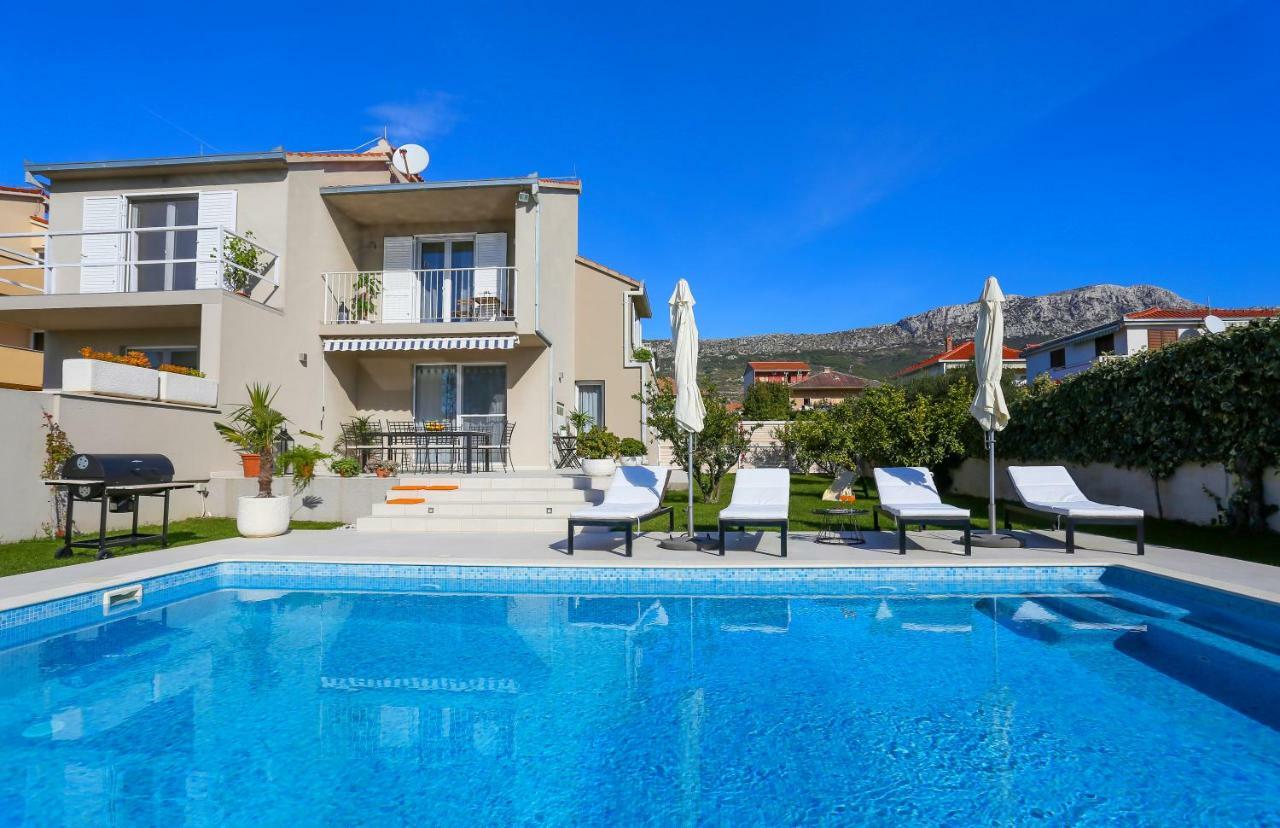 Villa Elysium - Beautiful Family House With Heated Pool Kaštela المظهر الخارجي الصورة