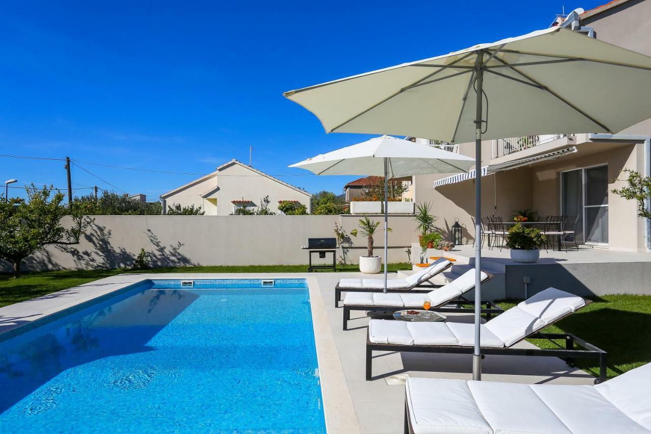 Villa Elysium - Beautiful Family House With Heated Pool Kaštela المظهر الخارجي الصورة