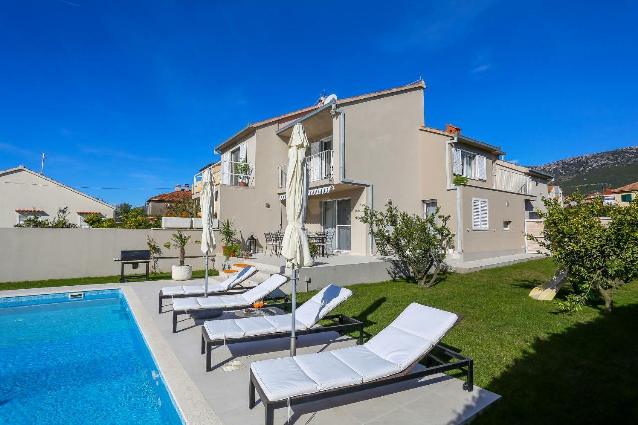 Villa Elysium - Beautiful Family House With Heated Pool Kaštela المظهر الخارجي الصورة
