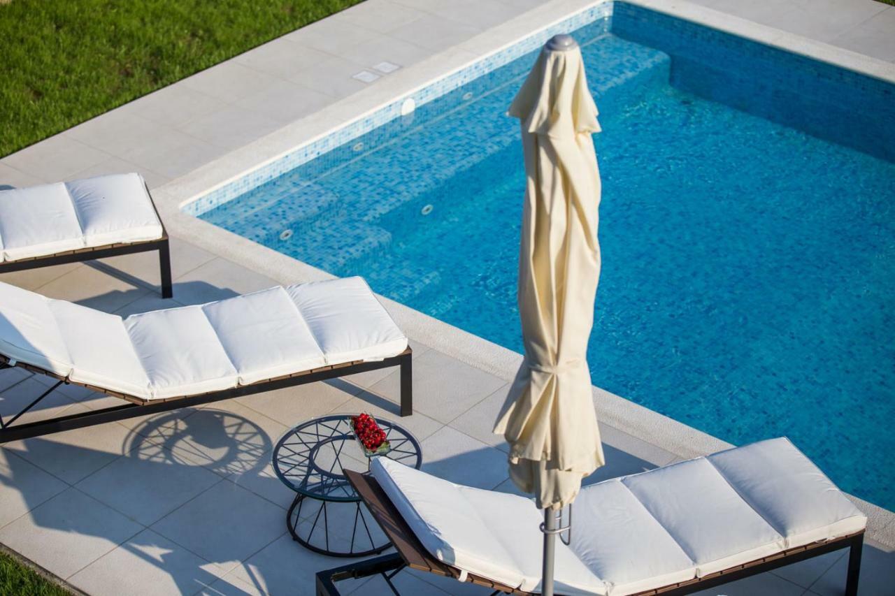 Villa Elysium - Beautiful Family House With Heated Pool Kaštela المظهر الخارجي الصورة